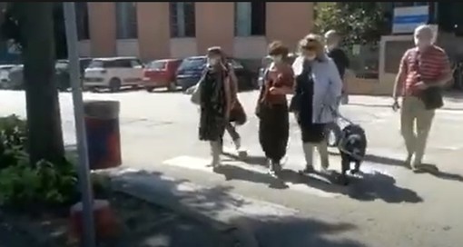Renata Sorba, soci ipo e non vedenti dell'APRI e volontari di fronte all'ostacolo alla viabilità in via Corridoni