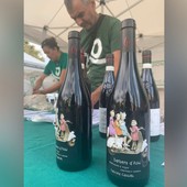 Alcune bottiglie di Barbera DOCG dell'azienda vinicola costigliolese Cascina Castlet, in vendita in occasione di una precedente edizione dell'evento solidale