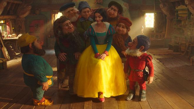 Biancaneve (Rachel Zegler) attorniata dai nani nel live action Disney