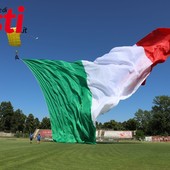 La discesa sul campo di gioco dell'enorme tricolore (Ph. Merfephoto - Efrem Zanchettin)