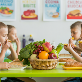 Bambini in una mensa con cibi sani
