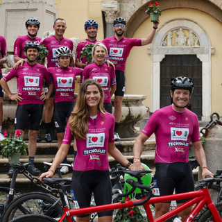 Foto di gruppo per i partecipanti al bike tour solidale (immagine riprodotta per gentile concessione di Alfonso Catalano)