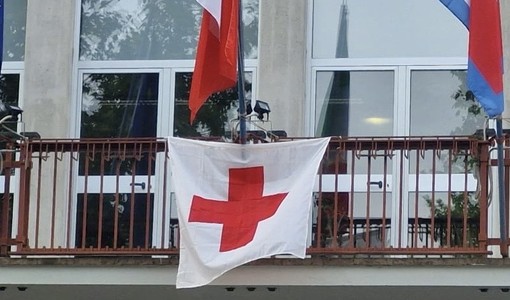 La Provincia di Asti celebra la Croce Rossa esponendo la bandiera