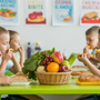 Bambini in una mensa con cibi sani