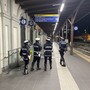 La Polizia Locale di Bra durante un controllo di routine in stazione
