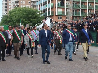 il gruppo delle Autorità presenti sfila sotto la tribuna d’onore a Biella  (D. Testa)