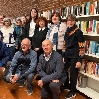 La giunta comunale con i volontari. Al centro, in giacca scura, il sindaco Anna Macchia