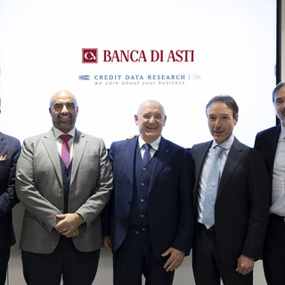 Nell'immagine, da sinistra a destra: Andrea Ganelli (notaio), Carlo Spagliardi (DG e Consigliere CDR Italia), Carlo Demartini (AD e DG Gruppo Banca di Asti),  Alessio Balduini (legale rappresentante CDR LTD), Ganmaria Fontanin Coletti (responsabile Affari Legali e Societari CRIF)