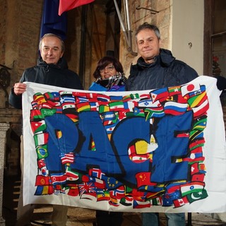 In foto alcuni momenti della fiaccolata della pace, a Bra