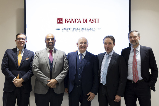 Nell'immagine, da sinistra a destra: Andrea Ganelli (notaio), Carlo Spagliardi (DG e Consigliere CDR Italia), Carlo Demartini (AD e DG Gruppo Banca di Asti),  Alessio Balduini (legale rappresentante CDR LTD), Ganmaria Fontanin Coletti (responsabile Affari Legali e Societari CRIF)