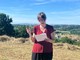 Bianca Bordone nel paesaggio di San Rocco tra colline e montagne