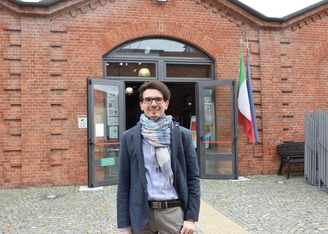 Davide Bosso, dirigente del Cpia, ritratto di fronte all'Istituto