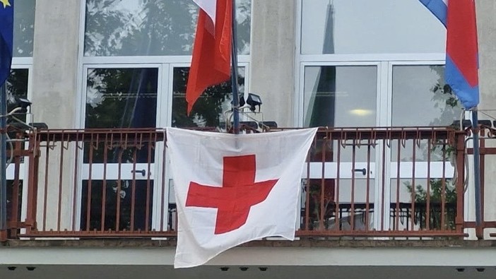 La Provincia di Asti celebra la Croce Rossa esponendo la bandiera