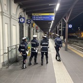 La Polizia Locale di Bra durante un controllo di routine in stazione