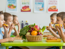 Bambini in una mensa con cibi sani Bambini in una mensa con cibi sani