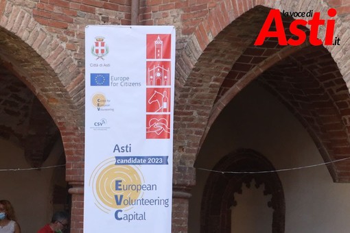 Uno striscione promozionale della candidatura astigiana a Capitale Europea del Volontariato
