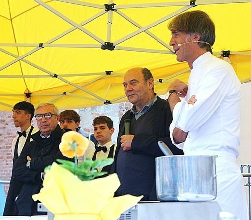 Cornaredo in festa con “Olmo in Fiore”: due giornate tra profumi, colori e gusto con Davide Oldani protagonista Cornaredo in festa con “Olmo in Fiore”: due giornate tra profumi, colori e gusto con Davide Oldani protagonista