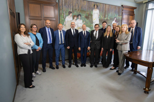 Il presidente Rasero e il neo AD con i membri del nuovo consiglio di amministrazione dell'Istituto