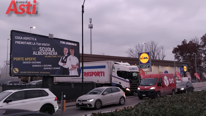 Traffico in tilt in corso Savona: le manovre di un tir riaccendono la polemica sulla nuova rotonda Traffico in tilt in corso Savona: le manovre di un tir riaccendono la polemica sulla nuova rotonda