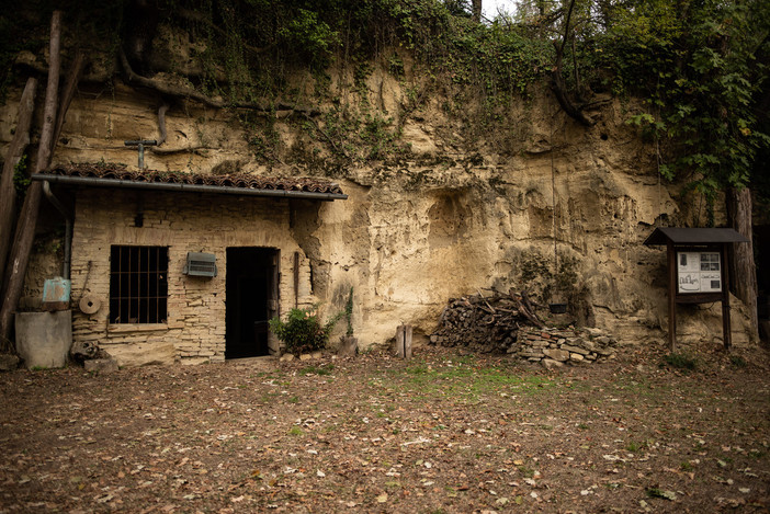 Passeggiata nell'Astigiano: escursione guidata alle case-grotta di Mombarone