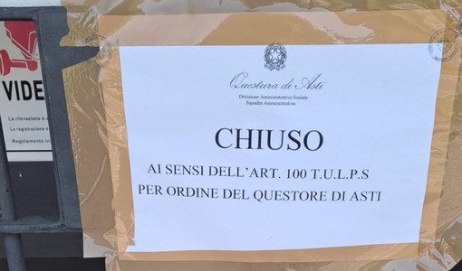 Il cartello fuori dal locale