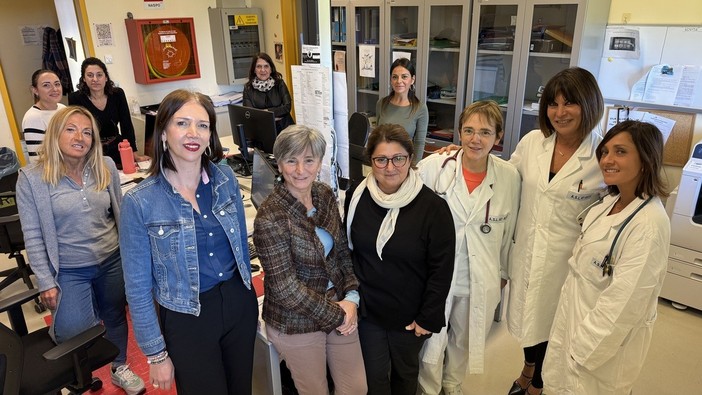 In foto, la Centrale Operativa Territoriale dell’Asl AT al Cardinal Massaia. A destra: Rosa Abbruzzese (Responsabile Servizio di Geriatria Territoriale Integrato e Coordinamento Centro per I Disturbi Cognitivi e Demenze), Katia Moffa (Direttore Professioni Sanitarie Asl AT), Laura Norelli (Direttore Struttura complessa Geriatria), Marinella Garbuglia (Coordinatrice equipe COT - Centrale Ospedaliera Territoriale), Chiara Boero (Responsabile Infermieri di Famiglia di Comunità), l’equipe della COT di Asti.