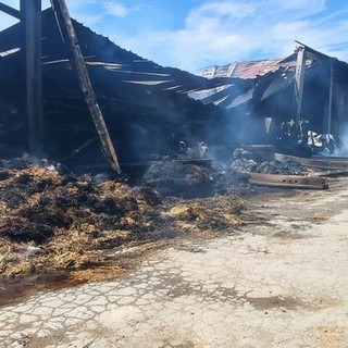 Calliano: vigili del fuoco mobilitati per il secondo giorno consecutivo dopo il rogo in cascina