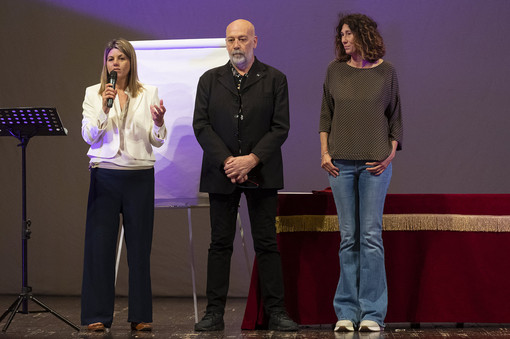 La direttrice della Biblioteca Astense Alessia Conti (a sinistra), Mauro Crosetti e Roberta Bellesini (presidente della Biblioteca) sul palco della scorsa edizione del premio - ph. Franco Rabino