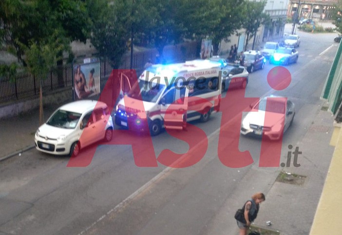 Un'intervento di polizia e 118 in corso Matteotti (immagine d'archivio)