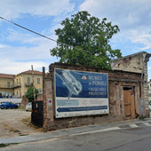 "Il cartello del museo dei fossili diventa un reperto di degrado in corso Alfieri?"