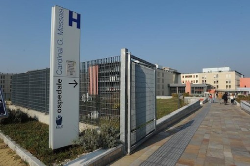 Il viale pedonale d'ingresso all'ospedale di Asti