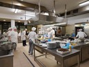 Studenti e studentesse della Scuola Alberghiera a lezione di Cucina e in Sala Studenti e studentesse della Scuola Alberghiera a lezione di Cucina e in Sala