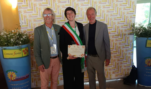 La consigliera Santarsiero riceve il premio La consigliera Santarsiero riceve il premio
