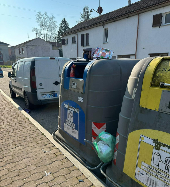 Raccolta verticale rifiuti, Uniti si può all'attacco: "Cassonetti pieni e rotti, cittadini lasciati soli"