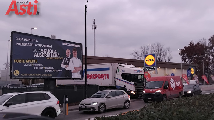 Traffico in tilt in corso Savona: le manovre di un tir riaccendono la polemica sulla nuova rotonda Traffico in tilt in corso Savona: le manovre di un tir riaccendono la polemica sulla nuova rotonda