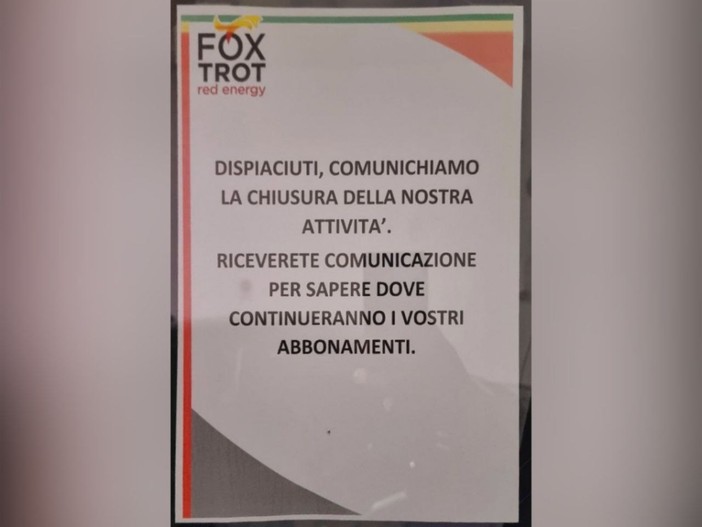 Il cartello affisso sulla porta d'ingresso della palestra