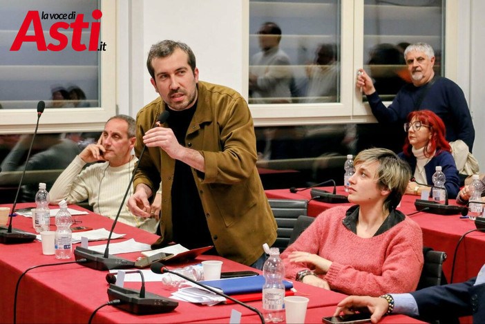 Il consigliere Mauro Bosia (Uniti si può) ritratto nel corso del suo intervento in consiglio comunale aperto. Accanto a lui il consigliere Massimo Cerruti (M5S) e la consigliera Vittoria Briccarello (Uniti si può), tre degli esponenti di minoranza firmatari della lettera - Ph. Merfephoto - Efrem Zanchettin