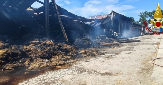Calliano: vigili del fuoco mobilitati per il secondo giorno consecutivo dopo il rogo in cascina