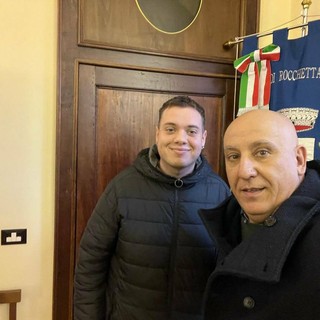 Il presidente della Consulta giovanile rocchettese ritratto con il sindaco del paese, Massimo Furgo (a destra nell'immagine)