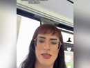 Un frame tratto dal video di Cara (2,7 mln di followers) sul bus