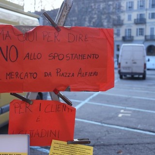 Uno dei numerosi cartelli di protesta esposti in piazza durante precedenti manifestazioni dei mercatali