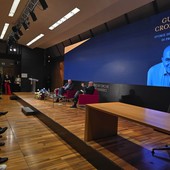 Il Ministro della Difesa Guido Crosetto sul palco con Mario Sechi alla presentazione del suo libro ad Alba