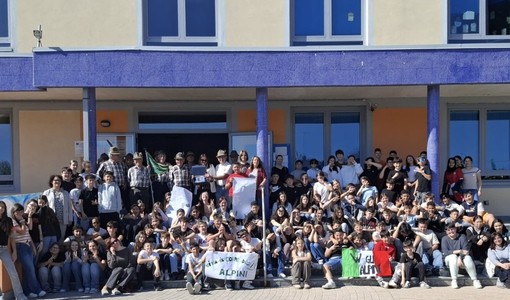 Gli Alpini con i ragazzi della scuola di primo e secondo grado di Nizza Monferrato.
