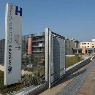 Il viale pedonale d'ingresso all'ospedale di Asti
