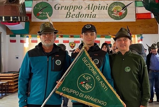 Sergio De Grandi (il primo a sinistra), Matteo Scattone e suo padre Silvio Cantone, alpino del Gruppo di Aramengo, a testimonianza di una tradizione che si tramanda con orgoglio