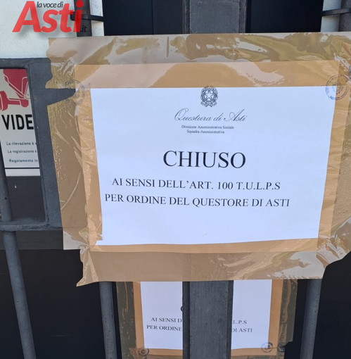 Il cartello fuori dal locale