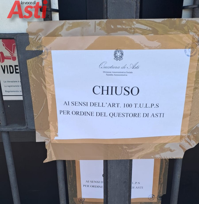 Il cartello fuori dal locale