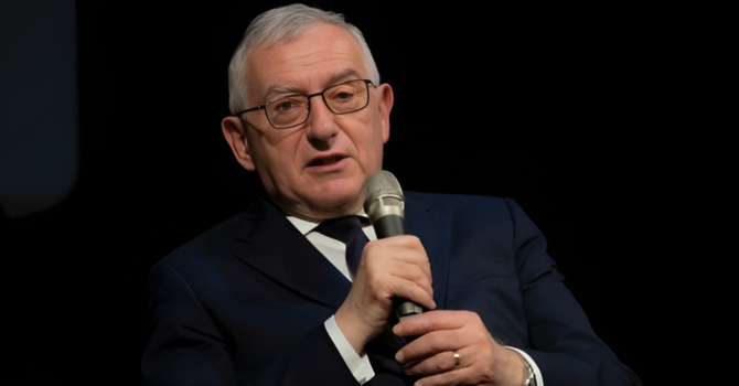 Il generale Graziano ritratto da Franco Rabino durante l'edizione 2023 del festival letterario Passepartout