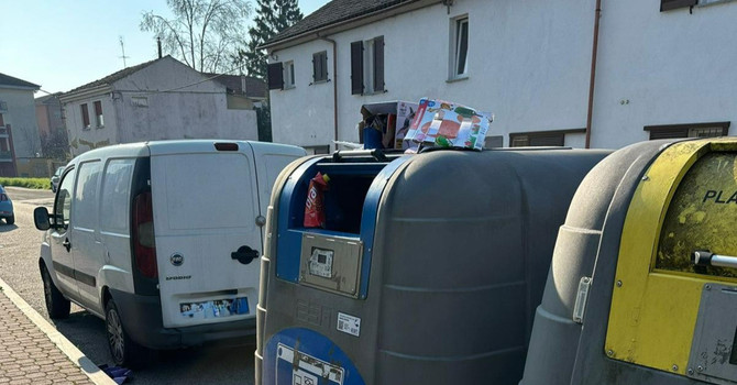 Raccolta verticale rifiuti, Uniti si può all'attacco: "Cassonetti pieni e rotti, cittadini lasciati soli"
