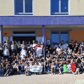 Gli Alpini con i ragazzi della scuola di primo e secondo grado di Nizza Monferrato.